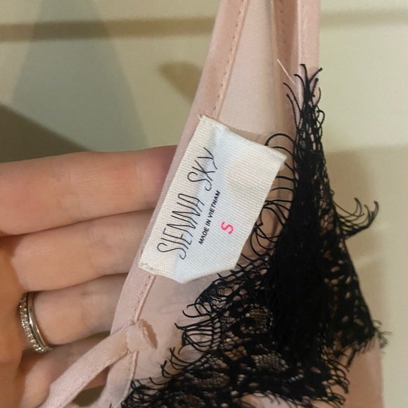 Sienna Sky Pale pink tank top with black lace overlay size small - Picture 3 of 3